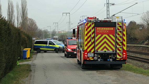 Drei Einsatzfahrzeuge stehen auf einem Weg. © Stefan Tretropp Foto: Stefan Tretropp