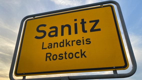 Das Ortseingangsschild von Sanitz (Landkreis Rostock). © NDR Foto: Jakob Gaberle