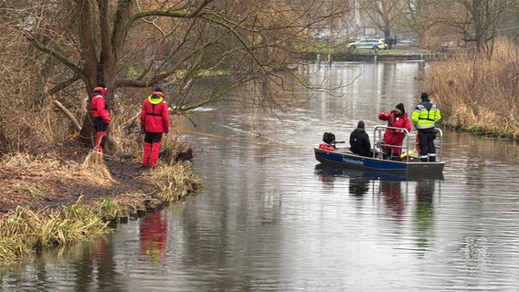 Polizeitaucher suchen in Tollense nach vermisster Frau in Altentreptow © Felix Baenz Foto: Felix Baenz