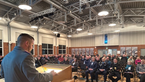 Gäste in einem Hörsaal der Marinetechnikschule hören einem Vortrag zu © frei Foto: Mathias Marius Krüger