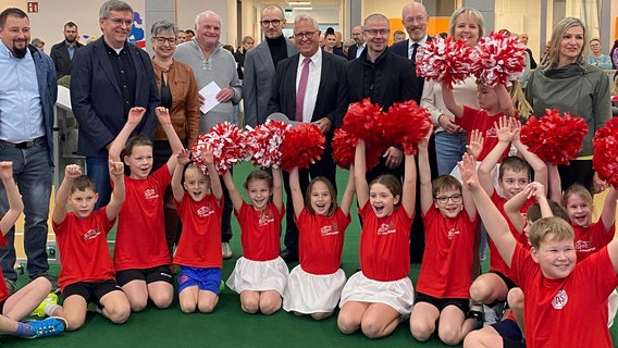 Grundschüler jubeln über ihre neue Sporthalle. © InnenministeriumMV 