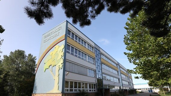 Außenansicht der Hundertwasser Gesamtschule in Rostock. © picture alliance/dpa/dpa-Zentralbild Foto: Bernd Wüstneck