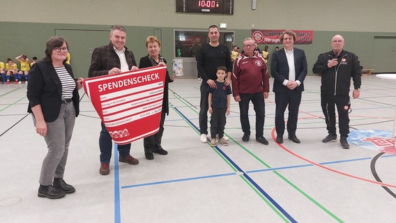 Beim Hallenturnier des FC Motor Neubrandenburg Süd wird die Spendensumme an Vertreter des Klinikums Neubrandenburg übergeben. © NDR MV Foto: Stefan Thoms