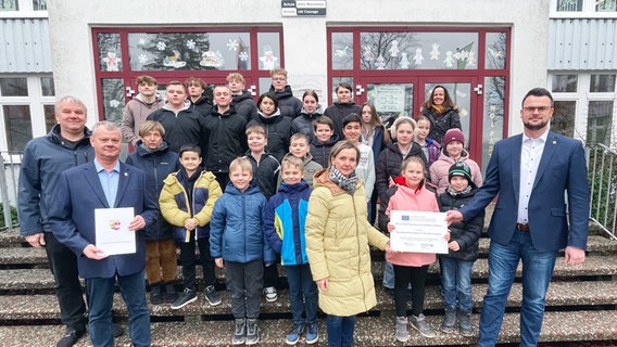 Fördermittelübergabe durch Landrat Tino Schomann (CDU, rechts) an der Schule "Am Rietberg Neuburg" in Neuburg © Landkreis Nordwestmecklenburg 