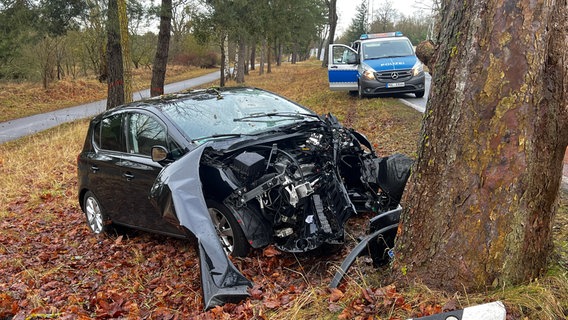 Das Auto ist bei Neustrelitz von der Straße abgekommen und gegen einen Baum geprallt. © Felix Baenz Foto: Felix Baenz