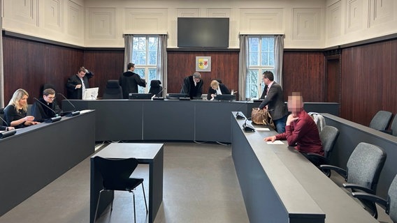 Der 21-Jährige steht vor Gericht wegen mehrfacher Brandstiftung, schwerer Brandstiftung und Sachbeschädigungen. © NDR 