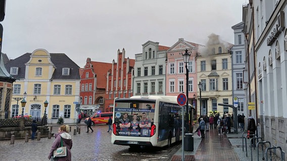 Aus einem Wohnaus am Wismarer Markt steigt Rauch © NDR Foto: Christoph Woest