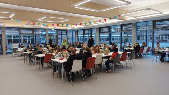 In der neuen Mensa können bis zu 600 Schülerinnen und Schüler täglich essen. © NDR Foto: Thomas Köhler