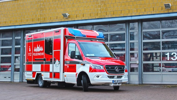 Ein Rettungswagen steht vor den Toren einer Feuerwache © Fahrtec 