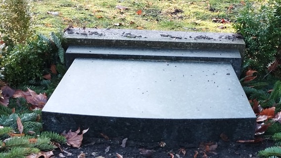 Ein durch Vandalismus umgestürzter Grabstein auf dem Strasburger Friedhof. © Stadt Strasburg (Uckermark) 