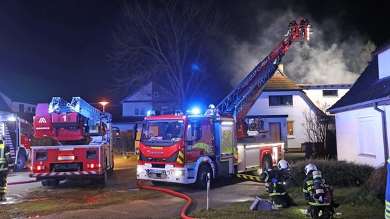 Eine brennende Doppelhaushälfte sorgte für einen nächtlichen Großeinsatz im Rostocker Stadtteil Brinckmansdorf. © Stefan Tretropp/NDR Foto: Stefan Tretropp/NDR