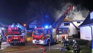 Eine brennende Doppelhaushälfte sorgte für einen nächtlichen Großeinsatz im Rostocker Stadtteil Brinckmansdorf. © Stefan Tretropp/NDR Foto: Stefan Tretropp/NDR