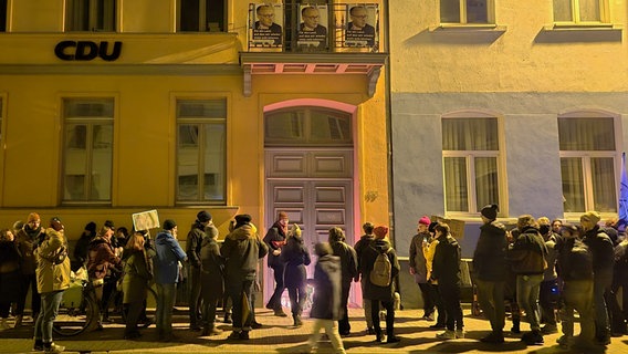 Demonstranten bei einer Mahnwache vor der CDU-Landesgeschäftsstelle in Schwerin © NDR Foto: Fabian Weißhaupt