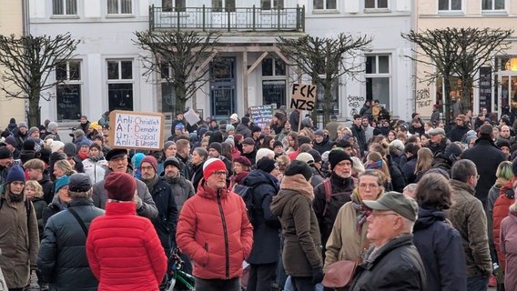 Demonstration auf dem Schweriner Marktplatz © NDR Foto: Chris Loose