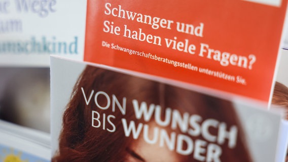 Flyer zu Beratungsangeboten rund um die Themen Schwangerschaft und Kinderwunsch liegen in einer Praxis aus. (Themenbild) © dpa-Bildfunk Foto: Jan Woitas/dpa