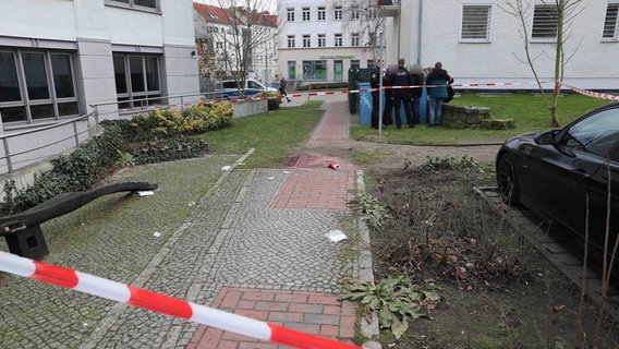 Nach einem Angriff auf eine Frau in Rostock hat die Polizei den Tatort in einem Hinterhof abgesperrt. © Stefan Tretropp Foto: Stefan Tretropp