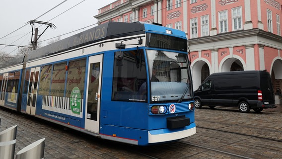 Vor dem Rathaus auf dem Neuen Markt in Rostock verkehren die Straßenbahnen der RSAG. Auch dieses Unternehmen wird zu Beginn der Woche bestreikt. © dpa-Bildfunk Foto: Bernd Wüstneck/dpa