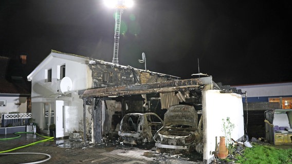 Brand Carport Haus HRO © NonstopNews Rostock Foto: Stefan Tretropp