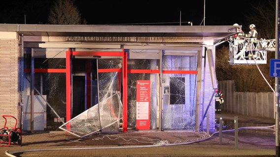 Das Gebäude, in dem sich der Geldautomat befindet, wurde stark beschädigt. © Stefan Tretropp Foto: Stefan Tretropp