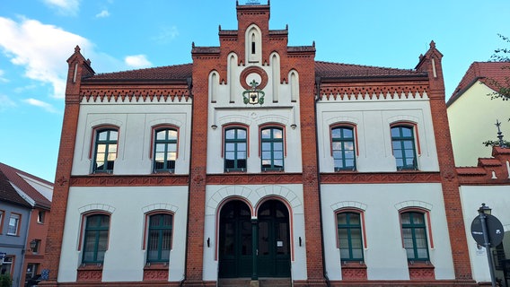 Das Rathaus in Krakow am See. © NDR Foto: Melanie Jaster