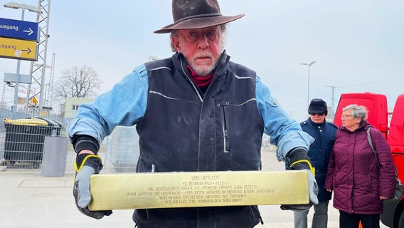 Künstler Gunter Demnig verlegt die Stolperschwelle am Bahnhof von Pasewalk. © NDR Foto: Frank Schwarz