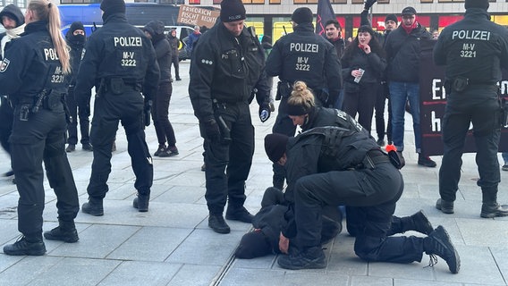 Vor dem Haus der Kultur und Bildung in Neubrandenburg gab es auch eine Festnahme. © NDR MV Foto: I.Nehls