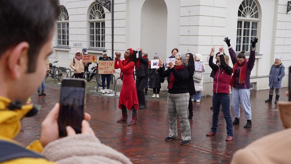 Frauen tanzen am Aktionstag "One Billion Rising" © NDR Foto: Christoph Woest