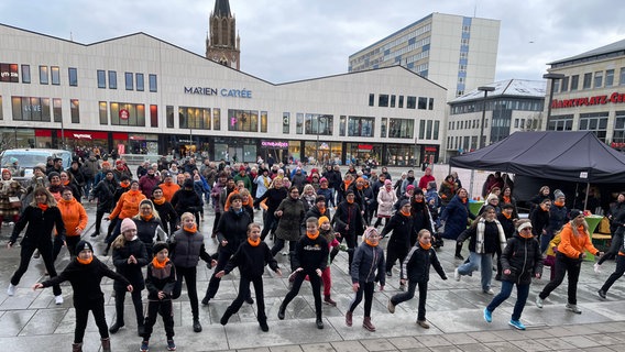 Mehr als 60 Frauen und Mädchen tanzen am 14. Februar 2025 bei One Billion Rising auf dem Marktplatz in Neubrandenburg. © NDR Studio NB Foto: Dominique Cirstea