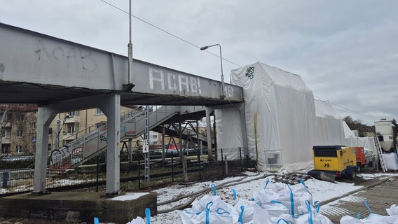 Die Fußgängerbrücke am S-Bahn-Haltepunkt Rostock Parkstraße. © NDR Foto: Steffen Baxalary