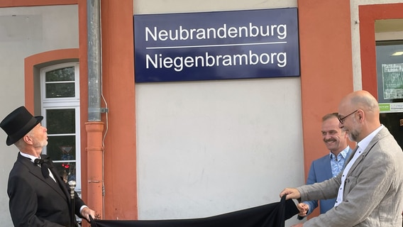 Der Bahnhof Neubrandenburg trägt künftig seinen Ortsnamen auch in Niederdeutsch. © NDR Foto: Sebastian Graulich