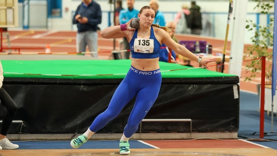 Kugelstoßerin Emily Scherf vom SC Neubrandenburg sicherte sich in Dortmund den deutschen U20-Meistertitel. © NDR Foto: Frank Benischke