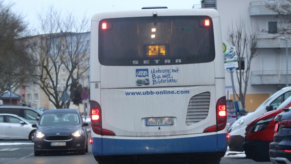 Schulbus steht auf der Straße vor geparkten Autos und hat seine Warnblinkanlage an. © Tilo Wallrodt Foto: Tilo Wallrodt