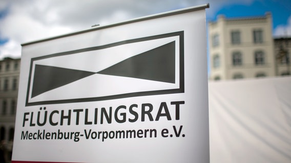 Der Infostand des Flüchtlingsrats Mecklenburg-Vorpommern. ©  Jens Büttner 