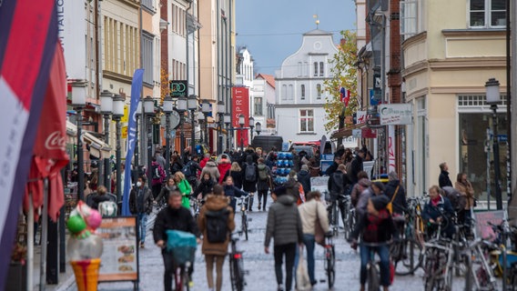 Auf der Einkaufsstraße und Fußgängerzone in Greifswald sind zahlreiche Passanten unterwegs. © Stefan Sauer 