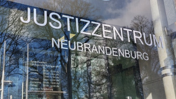 Das Justizzentrum in Neubrandenburg, mit dem Land- und dem Amtsgericht. © NDR Foto: Stefan Thoms