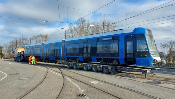 Auf einem Tieflader steht eine Straßenbahn © RSAG Foto: Rostocker Straßenbahn AG