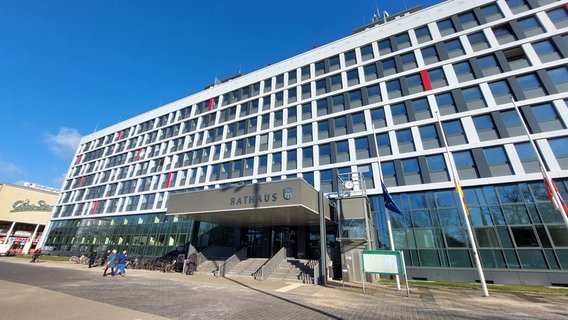 Das Rathaus von Neubrandenburg bei blauem Himmel. © NDR Foto: Stefan Thoms