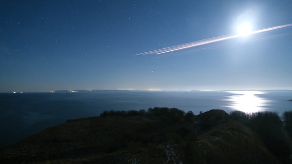 Die Teile von einer Raketen verglühen in der Atmosphäre. Fotografiert von einer Kamera auf der Insel Rügen. © Tourismusgesellschaft mbH Kap Arkona Foto: Tourismusgesellschaft mbH Kap Arkona