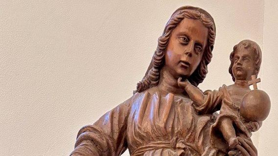 Die Marienstatue aus Holz ist der Dorfkirche in Groß Trebbow geschenkt worden. © Fördervereins Dorfkirche Groß Trebbow e.V. Foto: privat