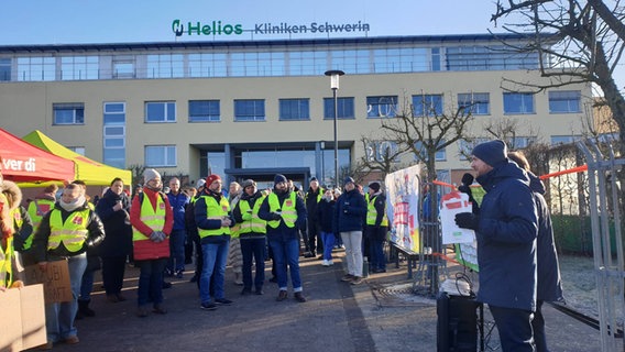 Beschäftigte der Helios Kliniken in Schwerin streiken vor dem Krankenhaus. © NDR Foto: Wiebke Heiden