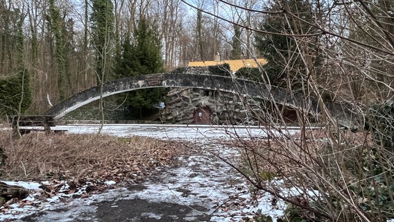 Verlassen: Eine alte Grotte mit Brücke. © Heiko Kreft/NDR Foto: Heiko Kreft/NDR