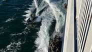 Enter-Übung auf einer Scandlines-Fähre: Schlauchboote fahren an den Rumpf heran. © Jürn-Jakob Gericke/NDR Foto: Jürn-Jakob Gericke/NDR