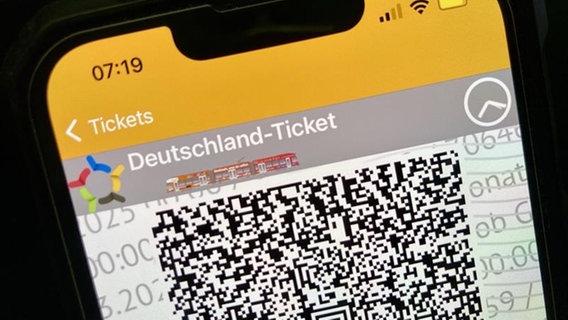 Ein digitales Deutschlandticket des VVW. © NDR Foto: Sabine Frömel