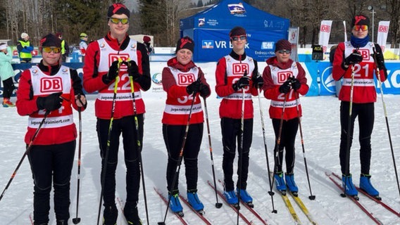 Die sechs Para-Ski-Team-Mitglieder, die Gold im Langlauf gewonnen haben, stehen auf ihren Skiern nebeneinander im Schnee. © Schule an der Bleiche Ludwigslust Foto: privat