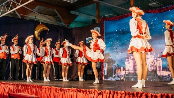 Der Radener Carnevalsclub (RCC) ist der älteste Verein dieser Art in Mecklenburg-Vorpommern. Am 22. Februar lädt der Club unter dem Motto "Wilder Westen" ein. © Radner Carnevalsclub Foto: Leoni Meier