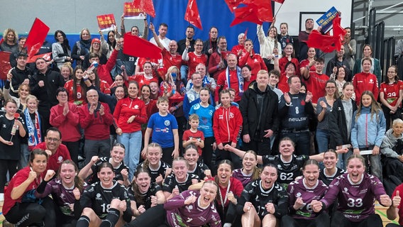 Die Regionalliga-Handballerinnen von Fortuna Neubrandenburg feiern zusammen mit den Fans den Derbysieg in Stavenhagen. © NDR Foto: Stefan Thoms