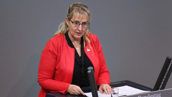 Ina Latendorf (Linke) steht am Rednerpult im Bundestag. Die 53-jährige gebürtige Greifswalderin zieht über die Landesliste erneut in den Bundestag ein. © picture alliance/dts-Agentur Foto: picture alliance/dts-Agentur