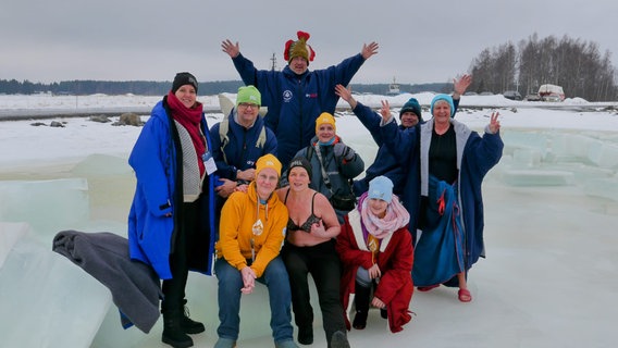 Die Rostocker Seehunde nehmen am Weltcup der Winterschwimmer in Schweden teil. © NDR Foto: Rostocker Seehunde