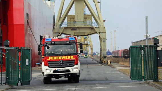 Ein Feuerwehrauto im Rostocker Überseehafen. © Stefan Tretropp Foto: Stefan Tretropp