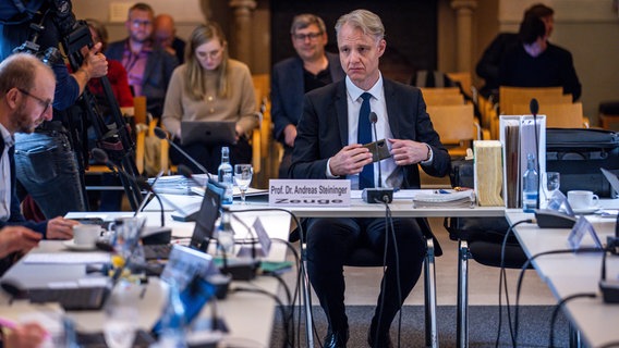 Andreas Steininger, geschäftsführendes Vorstandsmitglied des Ostinstituts Wismar, vor dem Parlamentarischen Untersuchungsausschuss zur Klimastiftung MV. © picture alliance/dpa Foto: Jens Büttner/dpa/picture alliance